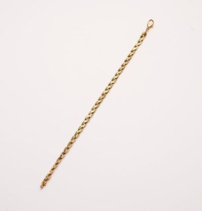 Bracelet en or jaune (750) à maille tressée....