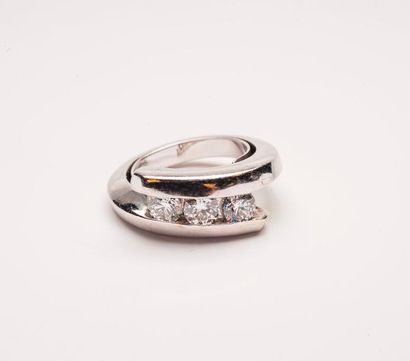 Bague en or gris (750) ornée de trois diamants...