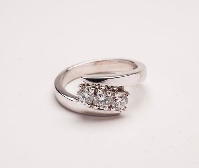 Bague en or gris (750) sertie d'une ligne...