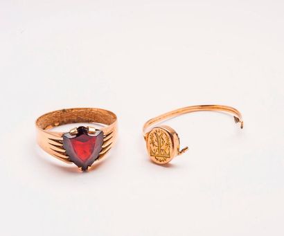 Lot comprenant : 

- Une bague en or jaune...