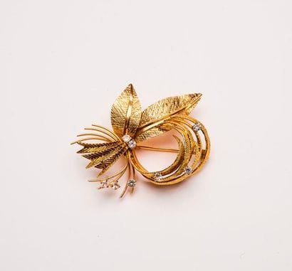 Broche plume en or jaune (750) ornée de pierres...