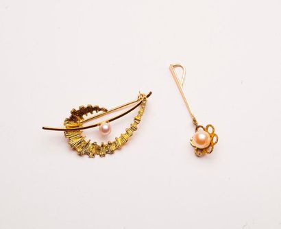 Broche volute en or jaune (750) ponctuée...