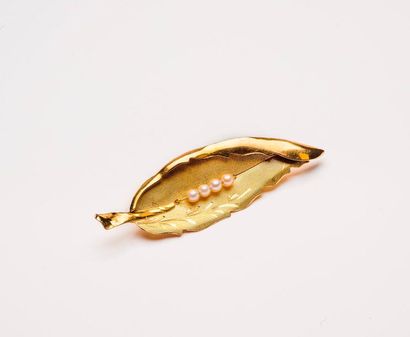 Broche en or jaune (750) figurant une feuille...