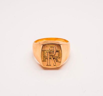 Bague chevalière en or jaune (750) chiffrée...