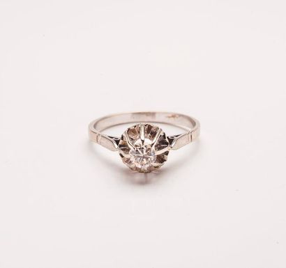 Bague solitaire en or gris (750) ornée d'un...