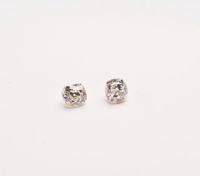 Deux petits diamants de taille coussin ancienne....
