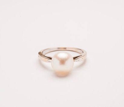 Bague en or gris (750) ornée d'une perle...