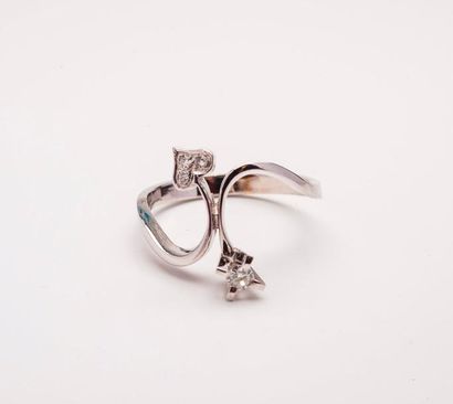 Bague en or gris (750) ornée d'un petit diamant...