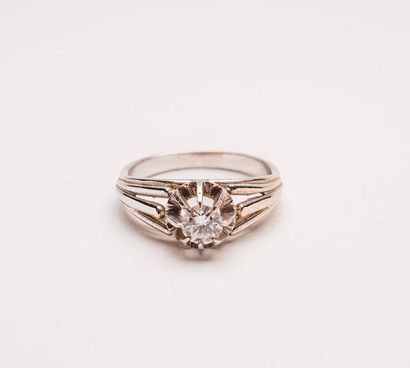 Bague solitaire en or gris (750) et platine...
