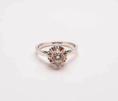 Bague solitaire en or gris (750) et platine...