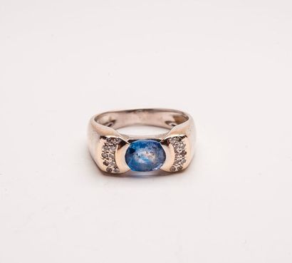 Bague en or gris (750) centrée d'une pierre...