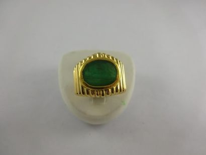 Bague en or jaune (750) formé d'une frise...