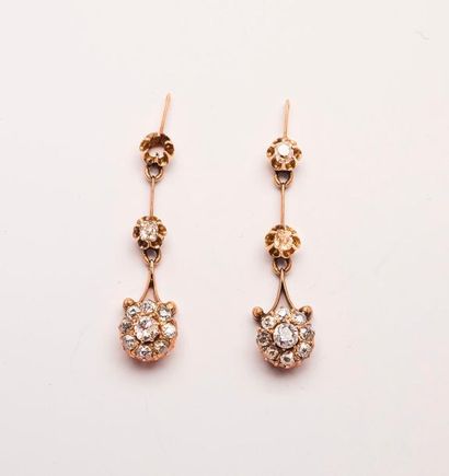 Débris de pendants d'oreilles en or jaune...