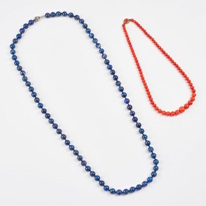 Lot de deux colliers de perles :

- un en...