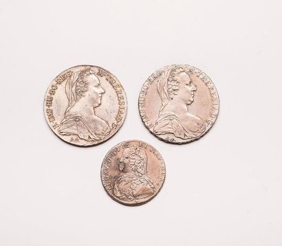 Trois pièces en argent :

- Louis XV.

Demi-écu...
