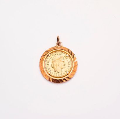 Pendentif formé d'une pièce en métal doré.
Monture...