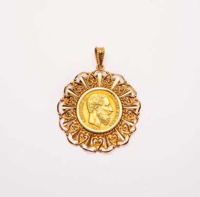 Pendentif en or jaune (750) centré d'une...