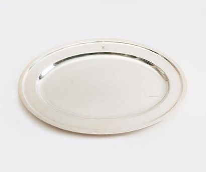 Grand plat ovale en métal argenté, chiffré...
