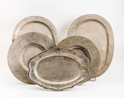 Cinq plats en étain :

- deux grands oblongs...