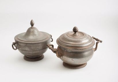 Deux soupières sur piédouches en étain.

-...