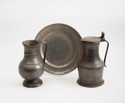 Trois pièces en étain :

- un plat circulaire.

Poinçons...