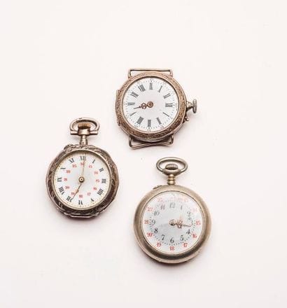 Trois montres :

- une de gousset en argent...