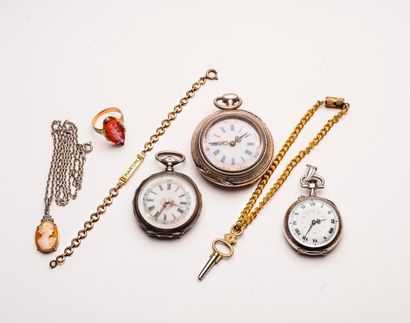 Trois montres en argent (800) :

- Deux de...
