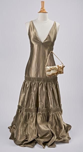 VALENTINO


Robe du soir en tissu moiré doré...