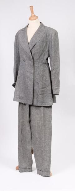 CHANEL boutique


Tailleur pantalon en mélange...