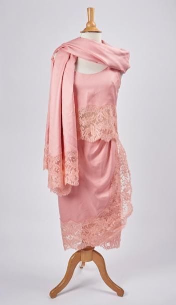 VALENTINO


Ensemble jupe, top et étole en...
