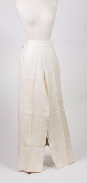 HERMES Paris


Pantalon en lin ivoire à motif...