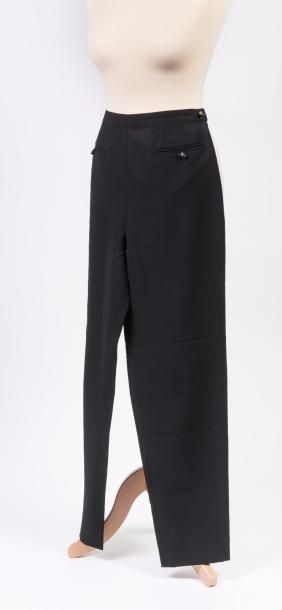CHANEL boutique


Pantalon en laine noire...