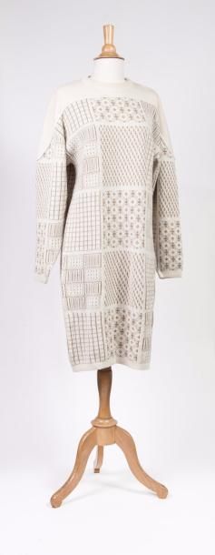 COURREGES


Robe pull en laine écrue à motifs...