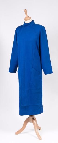 COURREGES


Robe 7/8e en lainage bleu roi...