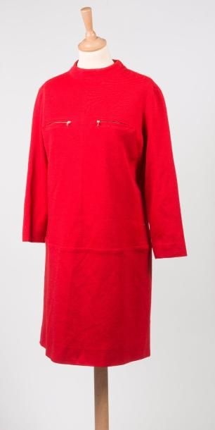 COURREGES


Robe droite en lainage rouge...