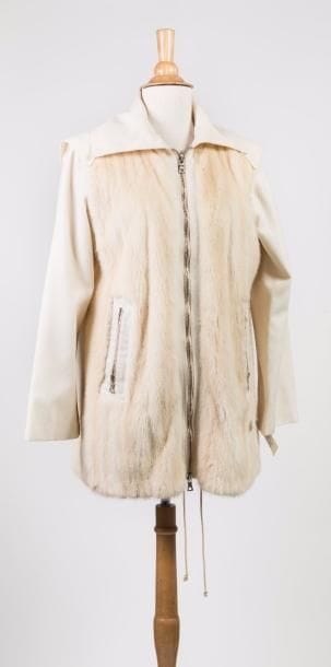 COURREGES PARIS


Manteau trois quart en...
