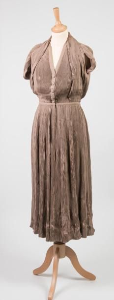Lot de robes ou jupes comprenant :
- Robe...