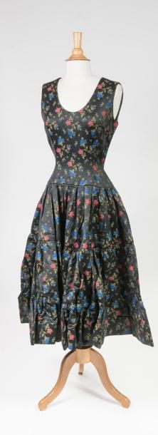 Lot de robes ou jupes comprenant :
- Robe...