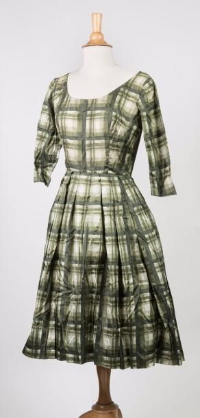 Lot de robes ou jupes comprenant :
- Robe...
