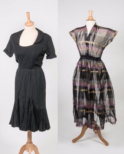 Lot de robes ou jupes comprenant :
- Robe...