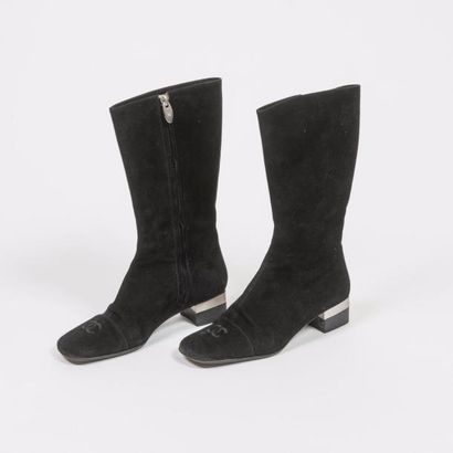 CHANEL


Paire de bottes courtes en daim...