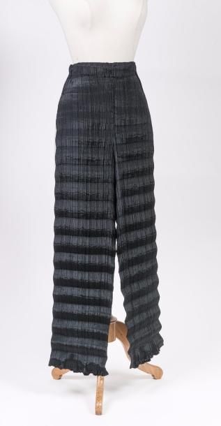 Issey MIYAKE


Pantalon à taille élastique...
