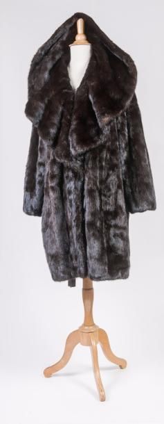 SAM-RONE Paris


Manteau mi-long en vison...