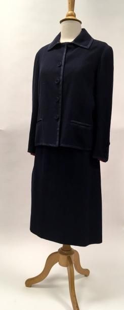 Tailleur veste et jupe en lainage bleu marine.

Griffe...