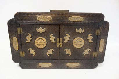 CHINE


Coffret à bijoux en bois gravé orné...