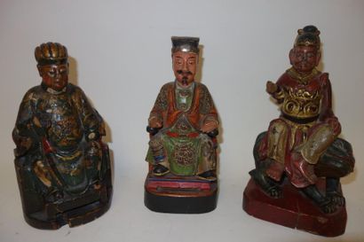 CHINE


Trois sujets en bois polychrome figurant...