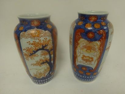 IMARI


Paire de vases balustre en porcelaine....