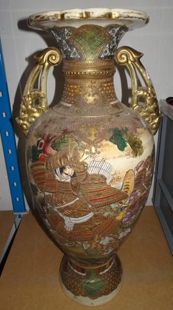 JAPON

Grand vase en faïence à décor polychrome...
