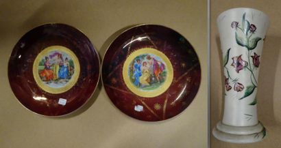 Deux assiettes en porcelaine à décor de trois...