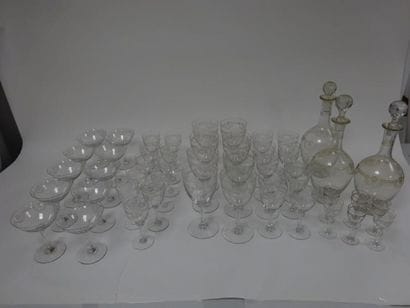 Partie de service de verres en cristal comprenant...
